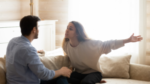 deux partenaires amoureuse se font des reproches sur leur couple