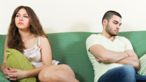 Deux amoureux fuient le conflit
